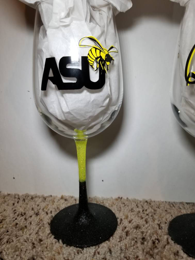Custom wine glasses set